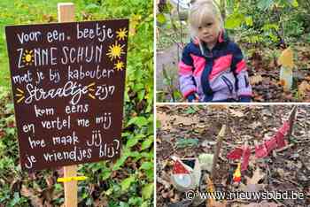 Speuren naar kleine kabouterhuisjes rond de vijver in het Gemeentepark