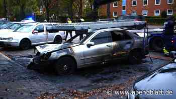 Mercedes geht in Flammen auf – auch Gebäude beschädigt