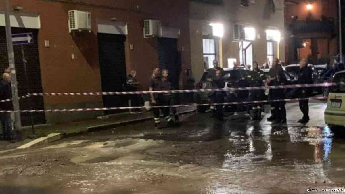 Si rompe una conduttura, a Vitinia strada allagata e palazzi senz'acqua