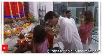 SRK teaches Suhana-Aryan religious harmony: Old video