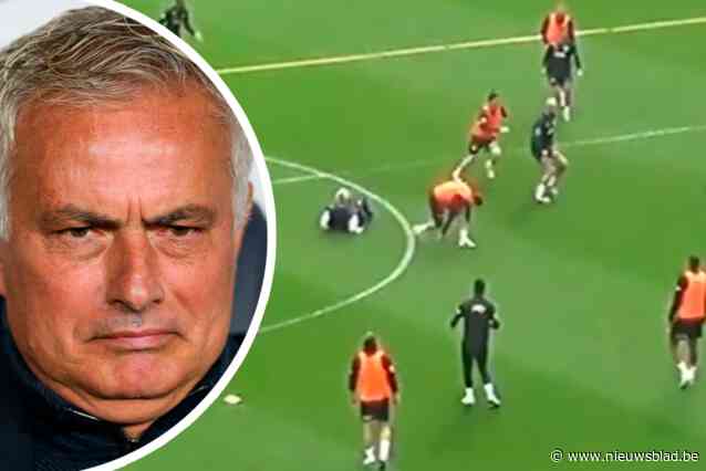 VIDEO. José Mourinho wordt op training onderuit gehaald door eigen speler: “Draag nooit dezelfde kleur als de spelers”