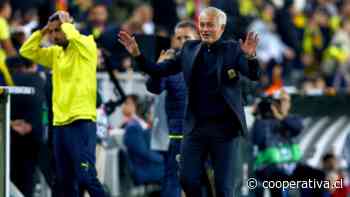 [VIDEO] Mourinho se lesionó en un entrenamiento de Fenerbahce tras tropezar con un jugador