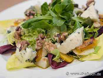 Herbstlicher Salat mit gebratenem Kürbis, karamellisierter Birne, Blauschimmelkäse und Walnüssen