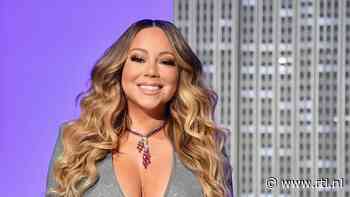 Mariah Carey luidt kerstseizoen in verkleed als Morticia Addams