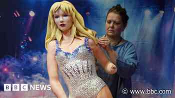 Taylor Swift cake damaged and cannot shake it off