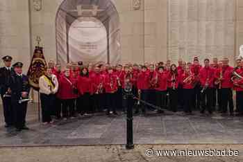 Fanfare Nut en Vermaak mag bloemen neerleggen aan de Menenpoort na Last Post