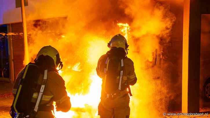 Uitslaande brand bij bestelbus onder flat, appartementen ontruimd