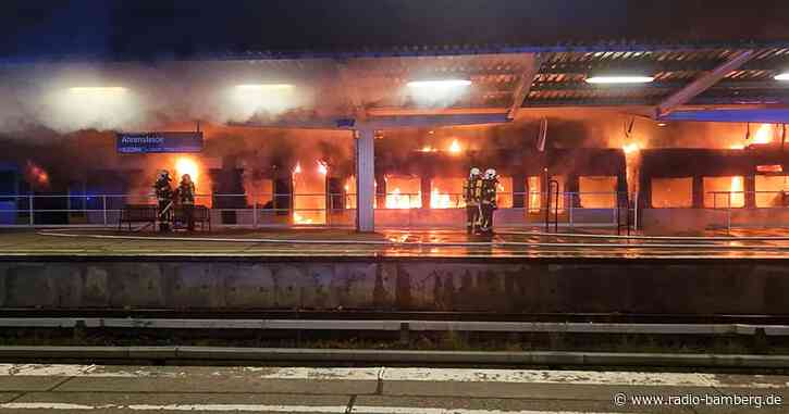 Brennender Zug in Berliner Bahnhof gelöscht