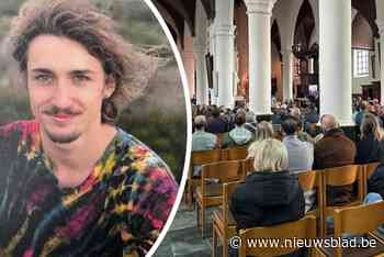 Kerk loopt helemaal vol voor afscheid van Noah (22) die overleed na roofmoord: “Waarom jij maatje?”