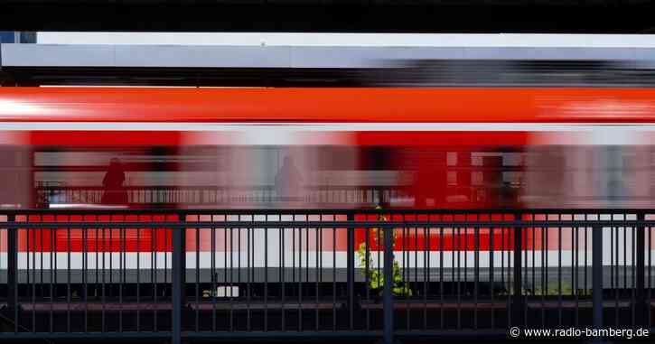 Rucksack vergessen – Mann auf Gleisen will S-Bahn zu stoppen