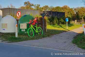 Wie plaatste twee gepimpte fietsen aan de glasbollen in Meeuwen?