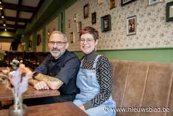 Salina en Peter openen vintage eethuisje op Mechelse Botermarkt: “Gezellig de krant lezen met een kopje koffie en gebakje, net zoals vroeger”