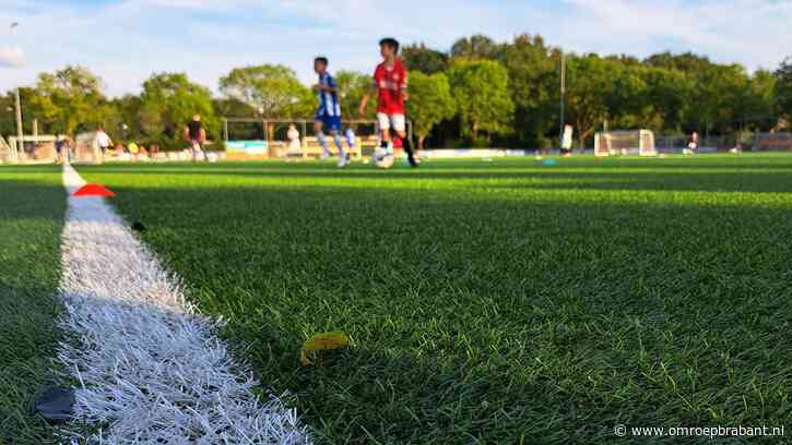 ASML doneert een kunstgrasveld aan clubs om wachtlijsten weg te werken