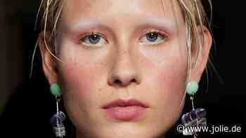 Der Beauty-Trend "Power Pastels" raubt uns im Winter 2024 den Atem