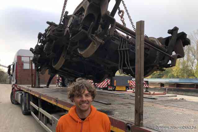 Binnenschepen brengen tien oude locomotieven naar werf om ontmanteld te worden: “Historisch voorbeeld van duurzame recycling en urban mining”