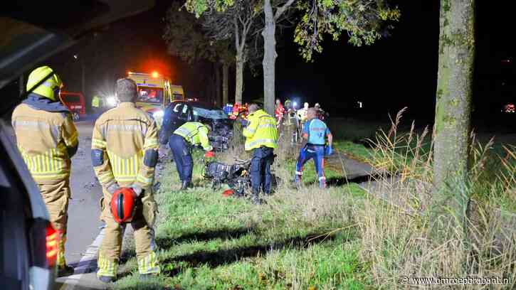 Motorrijder en auto botsen op elkaar, weg bezaaid met brokstukken