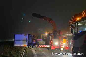 Stilstaande wagen leidt tot ongeval met vrachtwagen op E17: snelweg versperd, verkeershinder is groot