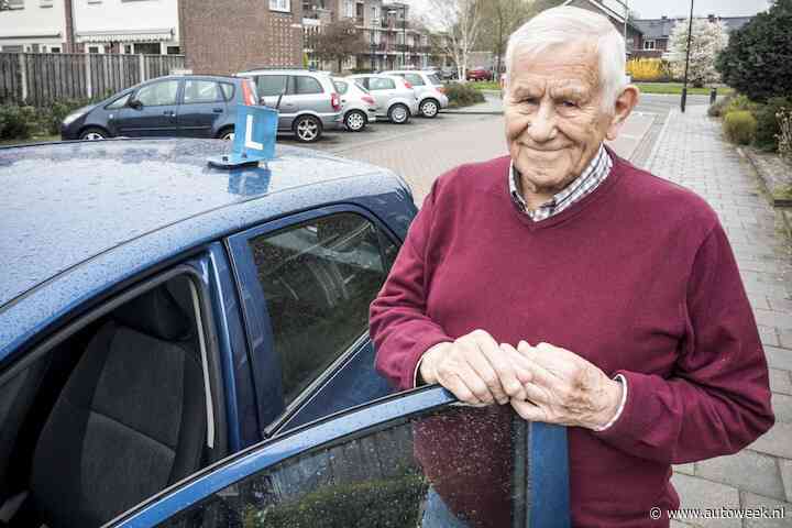 Oudste rij-instructeur van Nederland is 90 en blijft nog even rijles geven