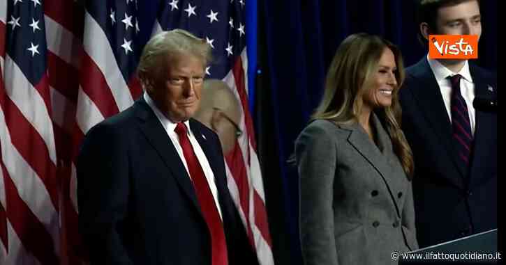 Usa 2024, Trump eletto presidente: l’arrivo al centro congressi di Palm Beach mano nella mano con Melania. Applausi e cori dal pubblico