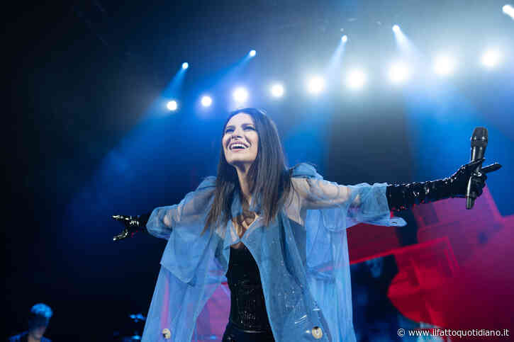 “Mi farò travolgere da ciò che mi spaccherà il cuore a metà”: Laura Pausini a Londra per l’atto finale del tour mondiale. Nello show la dedica alle vittime di Valencia