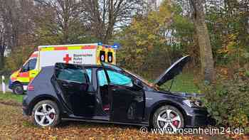 Unfall auf B12: Auto kommt von Straße ab und prallt frontal gegen Baum