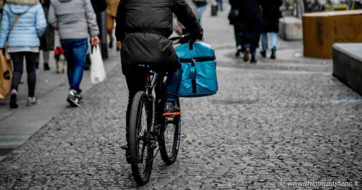 Ordina una pizza, poi rapina e accoltella il rider: fermato un 21enne vicino a Roma