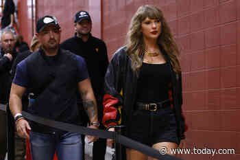 Taylor Swift attends Chiefs game against the Buccaneers with her mom