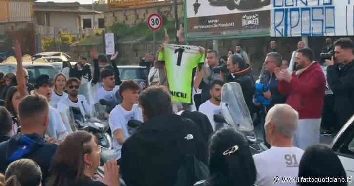 Santo Romano, ai funerali gli amici sfilano in motorino e mostrano la maglietta da portiere del 19enne – Video