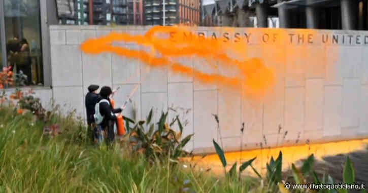 Imbrattano l’ambasciata Usa a Londra, arrestati due ambientalisti anti-Trump: “Alimenta crisi climatica” – Video