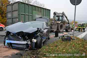 Trecker erfasst Auto auf B 252 bei Warburg