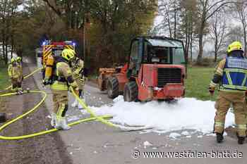 Motorraum eines Radladers gerät in Brand