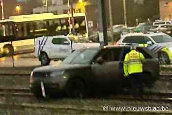 Auto belandt op sporen van treinstation Hasselt