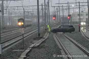 Auto met man en kind belandt op sporen aan treinstation: “De bestuurder is door de omheining gereden”