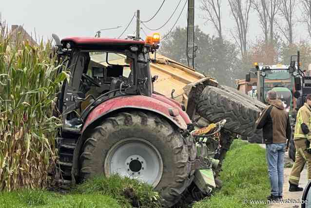 Tractorchauffeur vliegt door zijraampje nadat hij in gracht belandt door uitwijkmanoeuvre, aanhangwagen met 2 ton maïs kantelt om