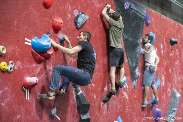 Sterke militairen bedwingen klimmuren op Bouldermania: “Combinatie van kracht, techniek en evenwicht”