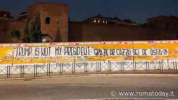 "Trump is not my president", e poi l'aggiunta. Rimosso striscione a Roma