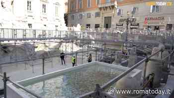 VIDEO | Fontana di Trevi, il lancio della moneta in piscina (e tra le transenne) dei turisti