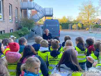 Oberbürgermeister besucht Kinder bei Radfahrausbildung in Grundschule