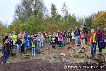 Leerlingen De Groen Kouter testen nieuwe Blob-wandeling uit en bouwen mee aan bijenburcht