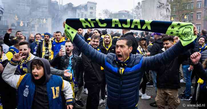 Supporters van Ajax en Maccabi Tel Aviv op weg naar stadion na onrustige dag in Amsterdam