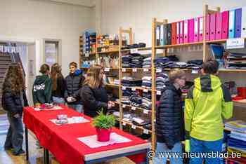 Leerlingen OLVI Boom ruilen kleding en schoolgerief in Swapshop: “De pennen gaan hier de deur uitvliegen”