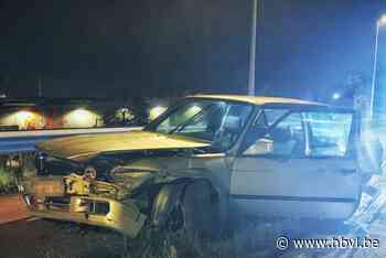 Oldtimer botst tegen muur in Genk