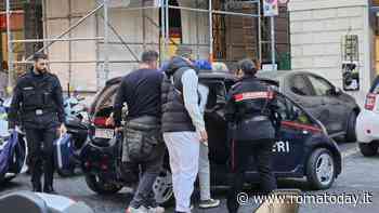 Borseggiatori scatenati in centro: rubato portafoglio a una donna seduta al bar. Bloccati da carabinieri in borghese