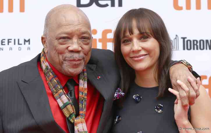 Rashida Jones pays tribute to late father and “culture shifter” Quincy Jones