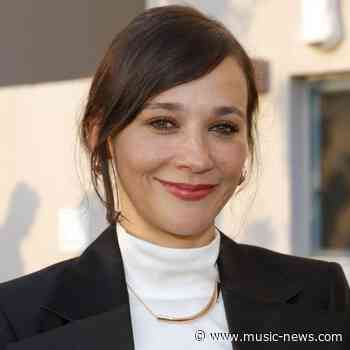 Rashida Jones pays tribute to late father Quincy