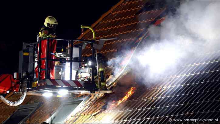 Noordoostpolder - Brand in dak van boerderijwoning bij Espel, bewoners ongedeerd