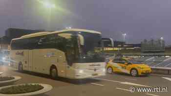 Spelersbus Maccabi komt aan op Schiphol