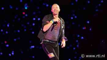 Chris Martin onderbreekt concert Coldplay om jongen in publiek te helpen