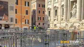 Fontana di Trevi,  la passerella della discordia. Ira dei commercianti: "Toglietela"