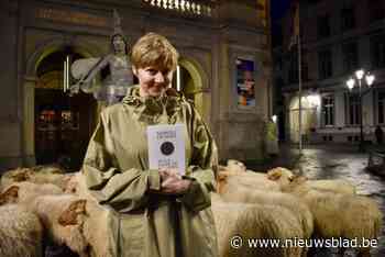 “Wat een eer, zeker als ik zie wie me vooraf is gegaan”: Brugse Marieke De Maré wint prestigieuze literatuurprijs